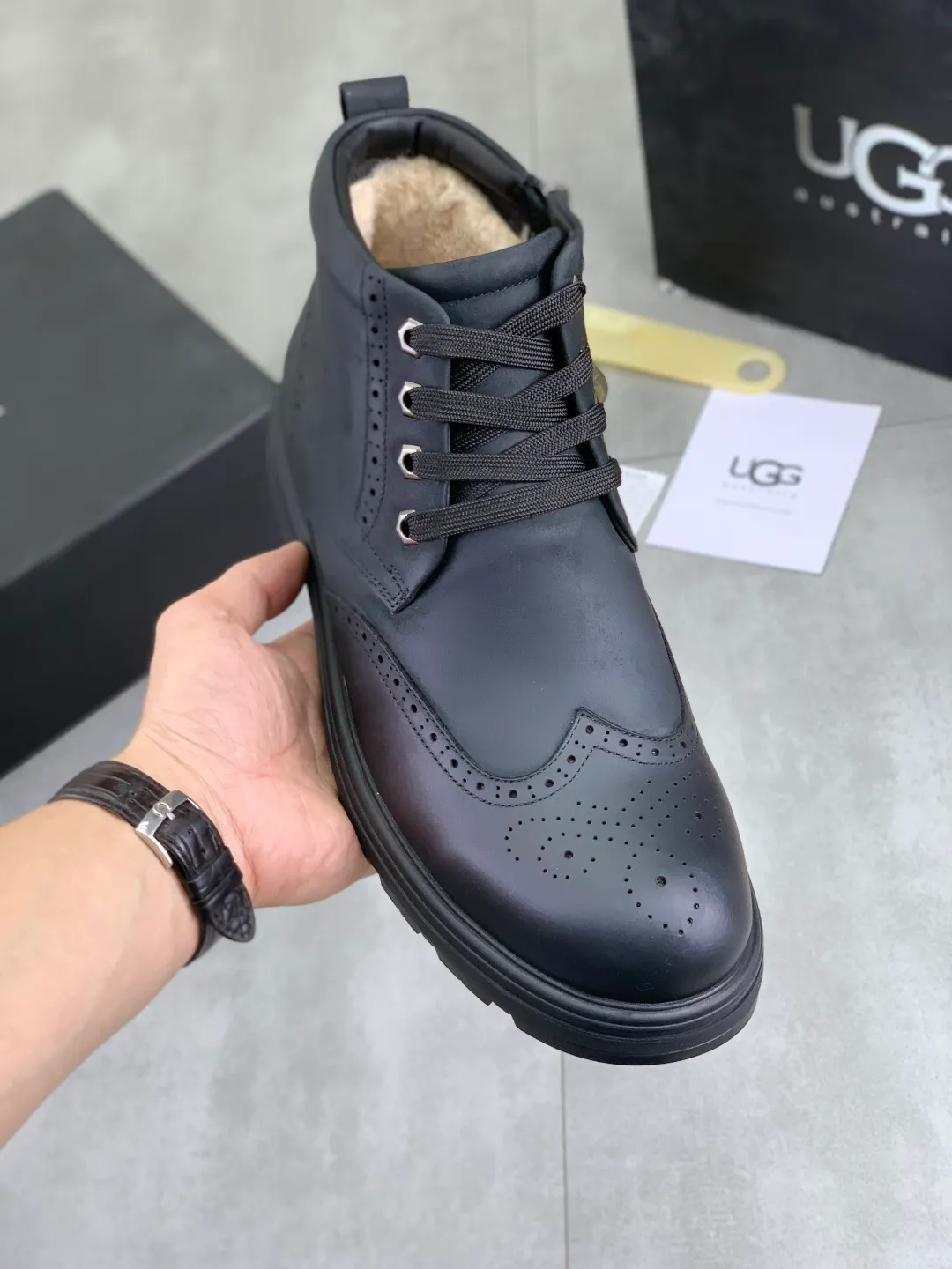 Men's shoes 💰P620 [New style] 💰 🆘 "Real wool" [UGG] 👉The popular men's shoes are synchronized with the official website 🔰The quality [proud] is not comparable to the imitations in the general market 🌀The upper is imported Italian frosted cowhide, and the lining: foot pads 🅰️Grade 🐑Real wool👻Only Grade A can show the effect The hand feels smooth and delicate 🔱The shoe shape is grand, only the factory can do it 🎄The perfect toughness of the original outsole 👻⬛️ can allow customers to say goodbye to one-time consumption. Real wool lining, super warm. Brown and gray available. Size: 38-44